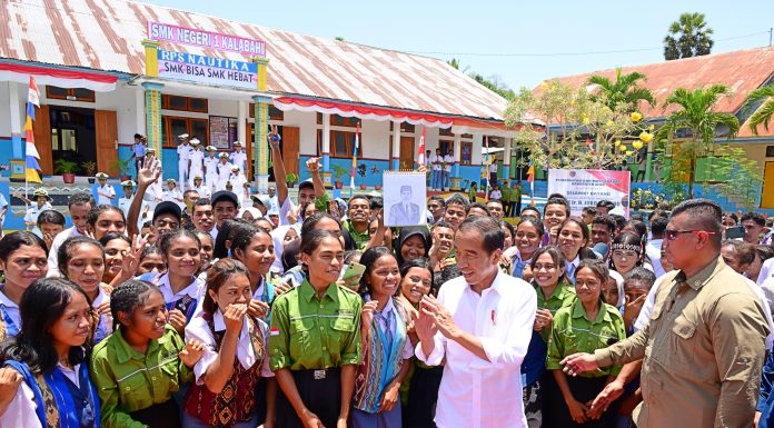Kunjungi SMK Negeri 1 Kalabahi, Presiden Jokowi Tinjau Fasilitas Sekolah dan Dialog dengan Siswa