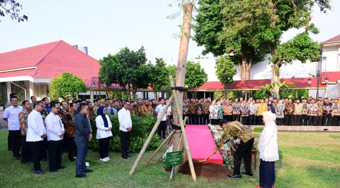 Presiden Jokowi dan Ibu Iriana Tanam Pohon di Halaman Istana Kepresidenan Jakarta