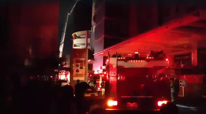 Kebakaran Besar Landa Glodok Plaza, 45 Unit Mobil Damkar Dikerahkan