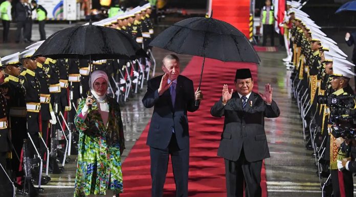 Presiden Prabowo Sambut Hangat Kedatangan Presiden Erdogan di Bandara