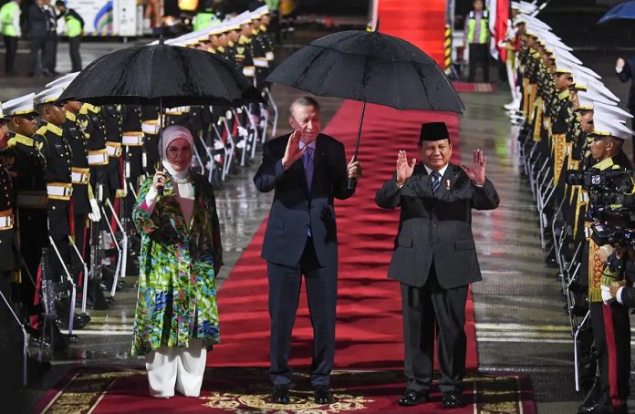 Presiden Prabowo Sambut Hangat Kedatangan Presiden Erdogan di Bandara