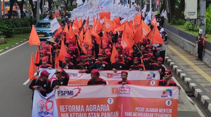 Ribuan Buruh Turun ke Jalan di Depan DPR Menyampaikan Aspirasi Khusus