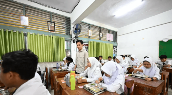 Wapres Gibran Kunjungi SMPN 61 Jakarta, Tinjau Pelaksanaan MBG