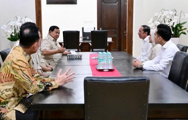 Jokowi Sambut Hangat Kedatangan Presiden Prabowo