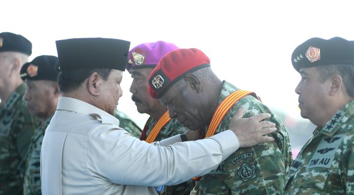 Presiden Prabowo Anugerahkan Jenderal Kehormatan dan Tanda Kehormatan Bintang Sakti di Batujajar