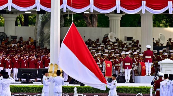Presiden Prabowo Pimpin Khidmat Upacara Penurunan Bendera Negara Sang Merah Putih di Istana Merdeka