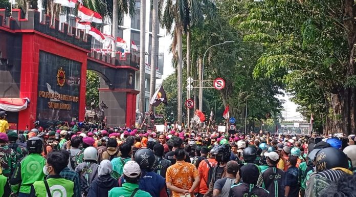Aksi Demo Berujung Anarkis, Fasilitas Umum Hancur
