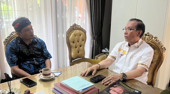 Pemred Integritas Hendrik A. Sinaga Berdiskusi dengan Ekonom Dr. Benny Pasaribu