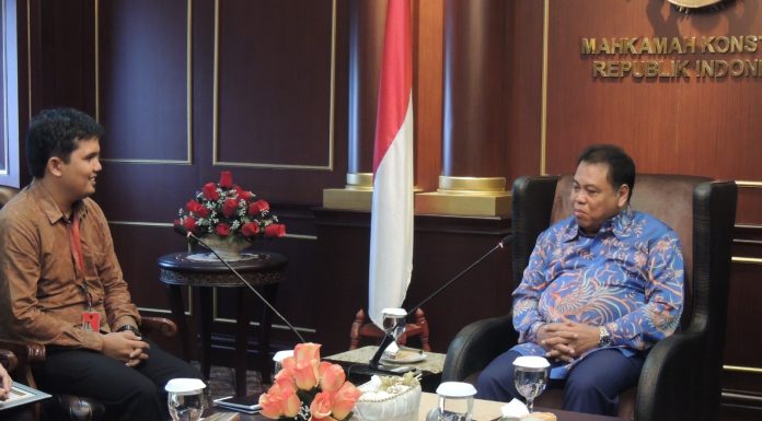 Menjaga Konstitusi Hingga Akhir Masa Bakti: Prof. Arif Hidayat Sambut Pemred Majalah Integritas