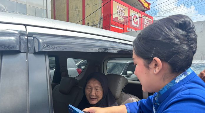 Tak Perlu Turun Kendaraan, Pensiunan Dilayani Langsung oleh Teller BRI KC Cimanggis