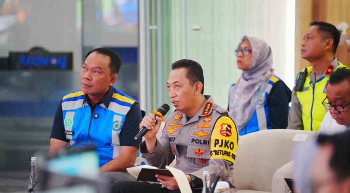 Tinjau Jasa Marga Command Center, Kapolri Pastikan Penanganan Arus Balik Berjalan Lancar dan Aman